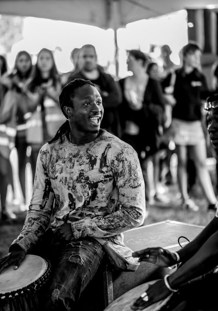 fete locale solidaire avec musiciens aux percussions