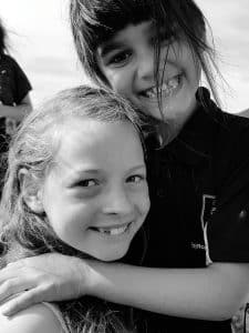 portrait de deux soeurs en noir en blanc